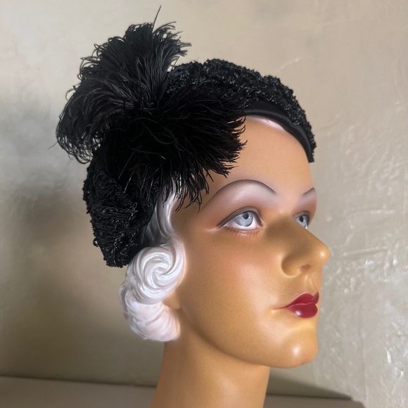 WINSOME 1950s' BLACK STRAW & LACE HAT WITH BLACK OSTRICH FEATHERS